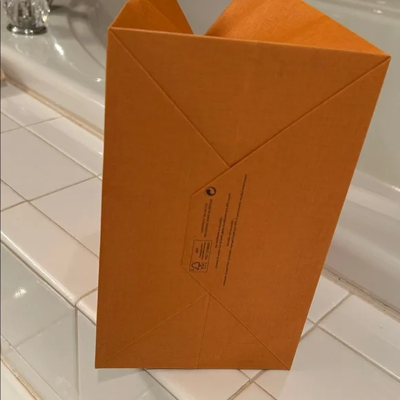 Louis Vuitton Gift Bag - Picture 4 of 6